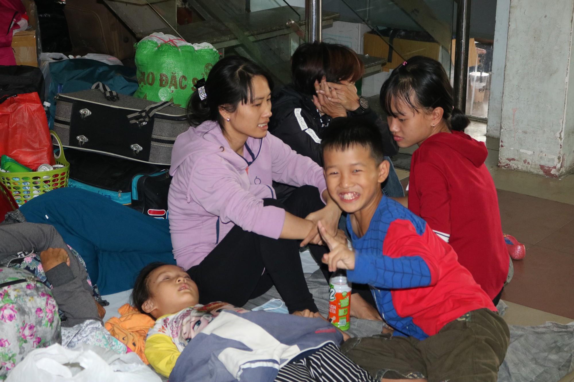 Gần 10 đo&agrave;n t&agrave;u trễ giờ do sự cố, h&agrave;ng ng&agrave;n người vạ vật ở Ga S&agrave;i G&ograve;n - Ảnh 5.