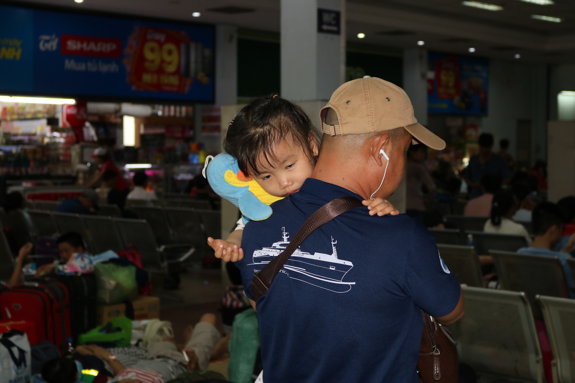 Gần 10 đo&agrave;n t&agrave;u trễ giờ do sự cố, h&agrave;ng ng&agrave;n người vạ vật ở Ga S&agrave;i G&ograve;n - Ảnh 6.
