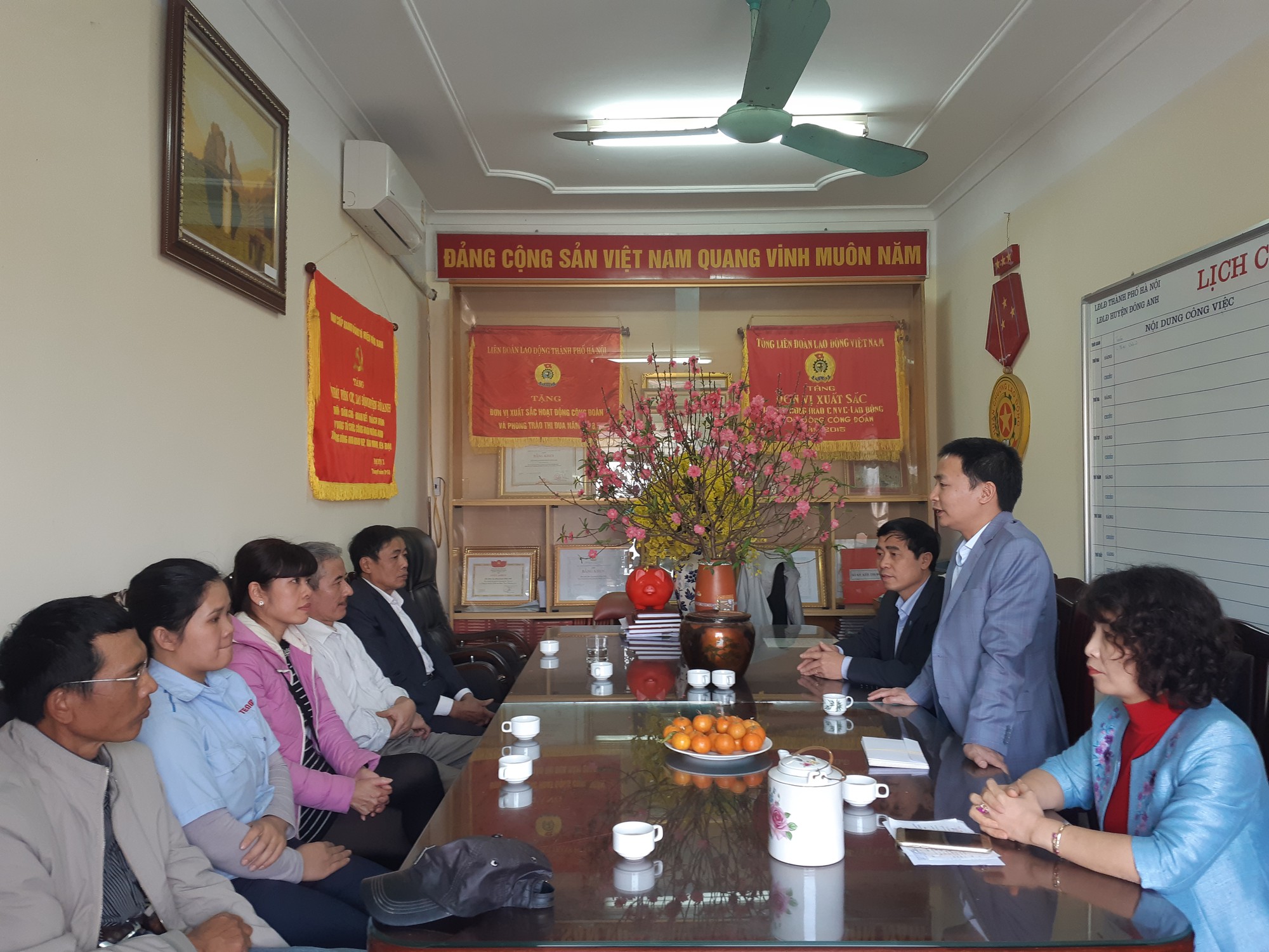 Chương trình “Xuân nhân ái - Tết yêu thương”: Trao 25 triệu đồng hỗ trợ cho 5 công nhân bị TNLĐ ở Hà Nội - Ảnh 3.
