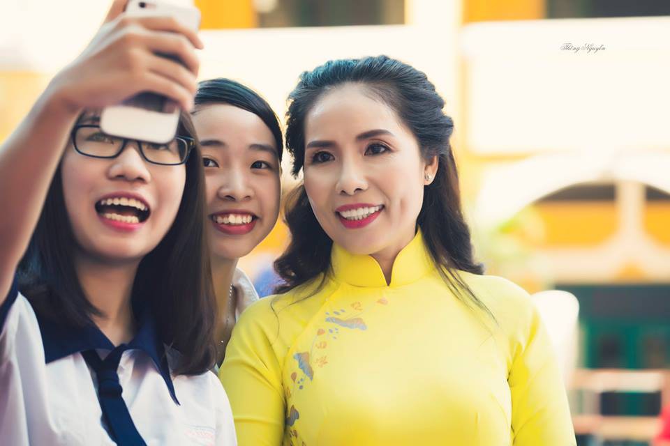 Cô hiệu trưởng phụ học sinh bán bao lì xì để khởi nghiệp