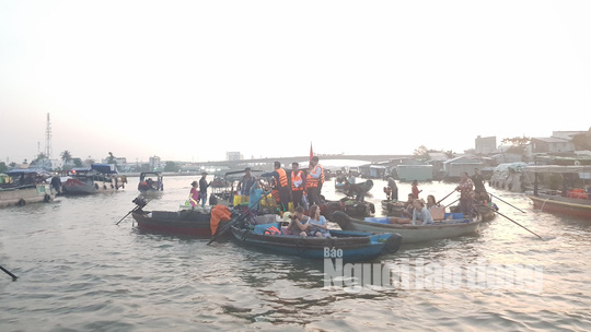 Tiểu thương chợ nổi C&aacute;i Răng phấn khởi khi được ph&oacute; chủ tịch tặng qu&agrave; Tết - Ảnh 8.