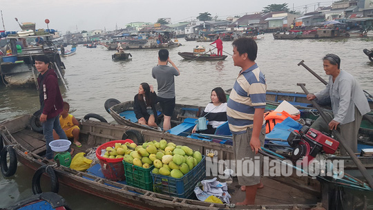 Tiểu thương chợ nổi C&aacute;i Răng phấn khởi khi được ph&oacute; chủ tịch tặng qu&agrave; Tết - Ảnh 5.