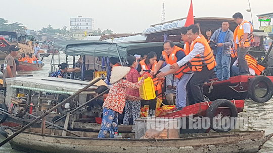 Tiểu thương chợ nổi C&aacute;i Răng phấn khởi khi được ph&oacute; chủ tịch tặng qu&agrave; Tết - Ảnh 1.