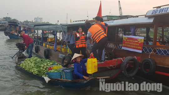 Tiểu thương chợ nổi C&aacute;i Răng phấn khởi khi được ph&oacute; chủ tịch tặng qu&agrave; Tết - Ảnh 3.
