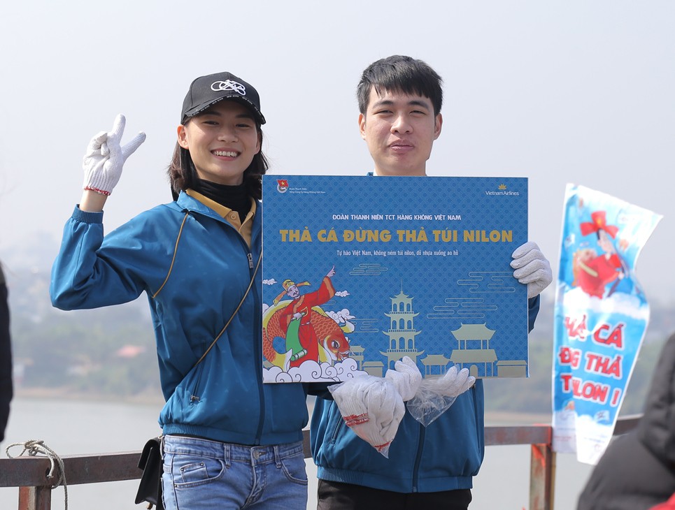 Sinh viên lên cầu Long Biên hỗ trợ người dân thả cá không thả rác - Ảnh 3.
