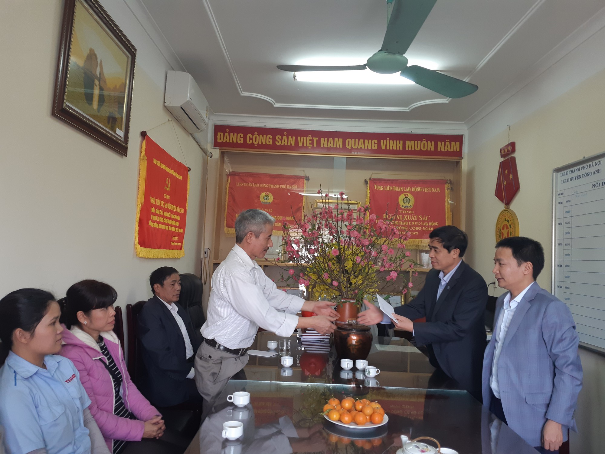 Chương trình “Xuân nhân ái - Tết yêu thương”: Trao 25 triệu đồng hỗ trợ cho 5 công nhân bị TNLĐ ở Hà Nội