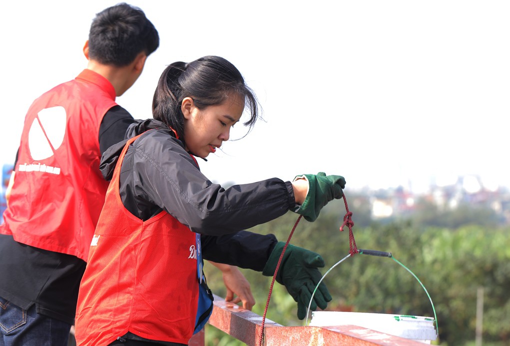 Sinh viên lên cầu Long Biên hỗ trợ người dân thả cá không thả rác