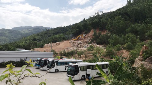Ngang nhi&ecirc;n khai th&aacute;c đ&aacute; tại v&ugrave;ng sạt lở - Ảnh 1.