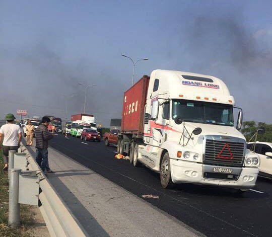 Xe container lao vào nhóm công nhân đang thi công trên cao tốc, ít nhất 1 người tử vong