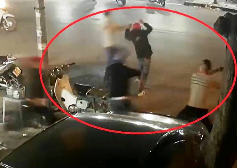Hàng chục tên côn đồ xông vào quán ăn đêm truy sát, chém trọng thương 2 anh em
