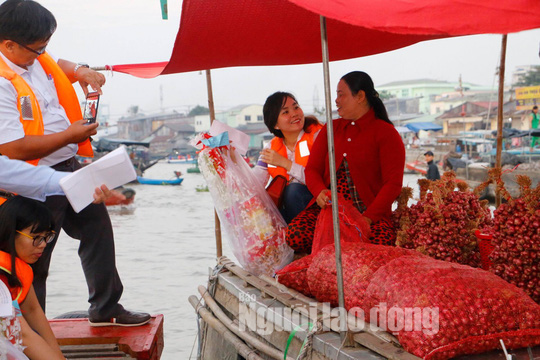 Tiểu thương chợ nổi C&aacute;i Răng phấn khởi khi được ph&oacute; chủ tịch tặng qu&agrave; Tết - Ảnh 4.