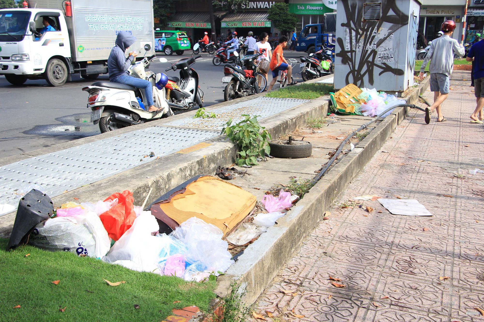 Ngậm ng&ugrave;i nh&igrave;n c&aacute; ch&eacute;p tiễn &ocirc;ng T&aacute;o bị vớt trước mặt - Ảnh 4.