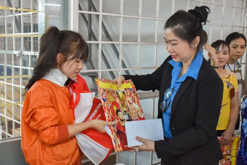 Nhiều hoạt động chăm lo Tết cho c&ocirc;ng nh&acirc;n kh&oacute; khăn - Ảnh 1.