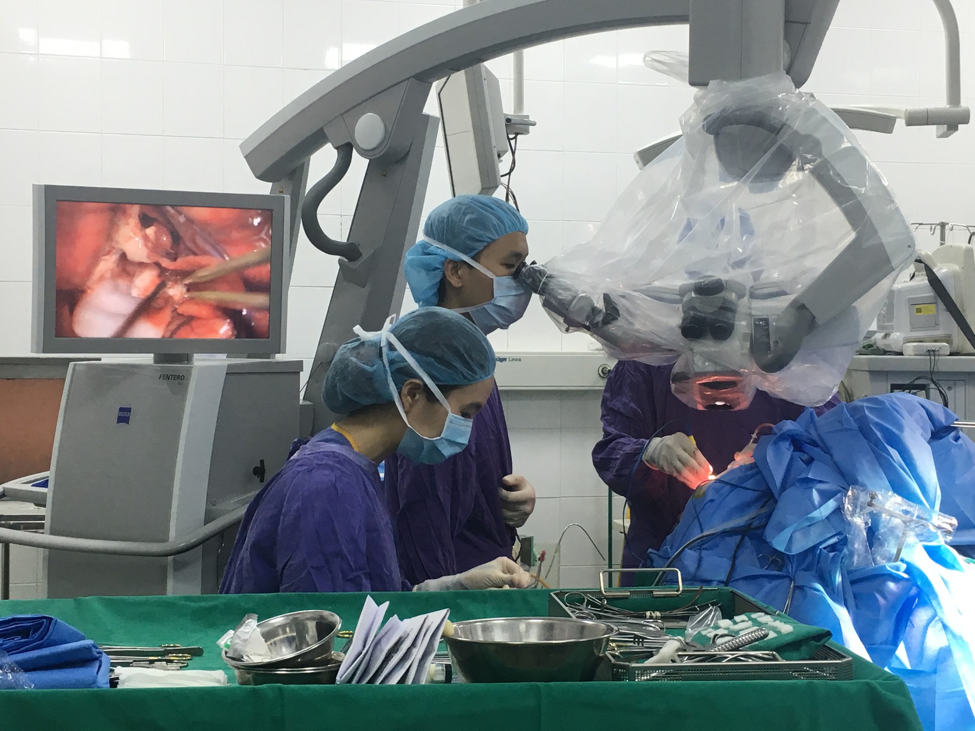 Ca mổ đặc biệt: Bệnh nhân vừa mổ não vừa hát Quốc ca
