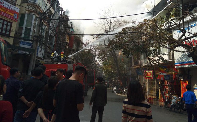 Nh&agrave; phố cổ H&agrave; Nội bốc ch&aacute;y dữ dội ng&agrave;y tiễn &ocirc;ng C&ocirc;ng, &ocirc;ng T&aacute;o - Ảnh 2.