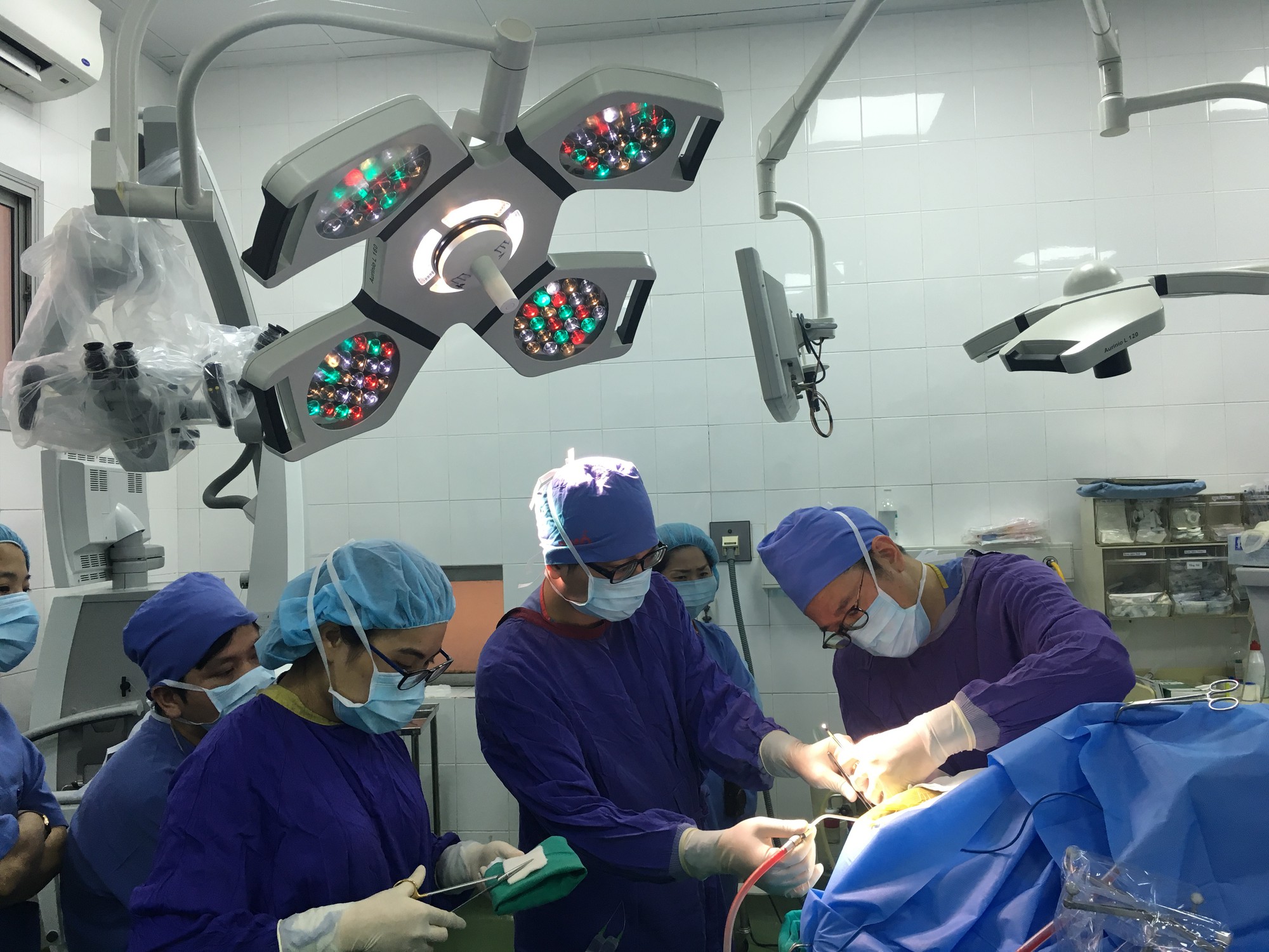 Ca mổ đặc biệt: Bệnh nh&acirc;n vừa mổ n&atilde;o vừa h&aacute;t Quốc ca - Ảnh 1.