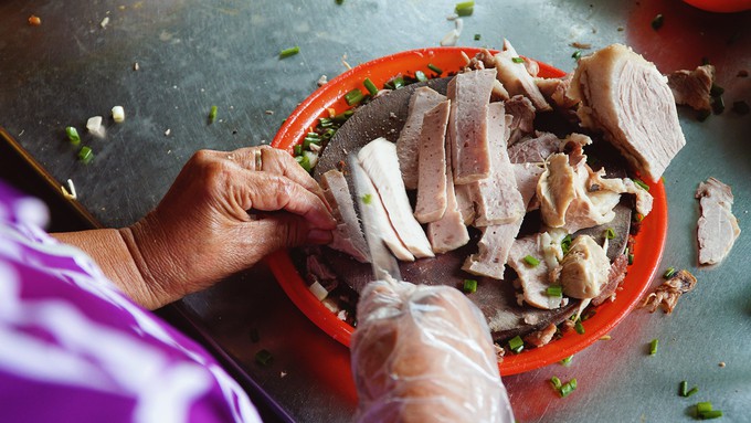 T&ocirc; hủ tiếu gi&aacute; 7.000 đồng nức tiếng Sa Đ&eacute;c hơn 50 năm - Ảnh 5.