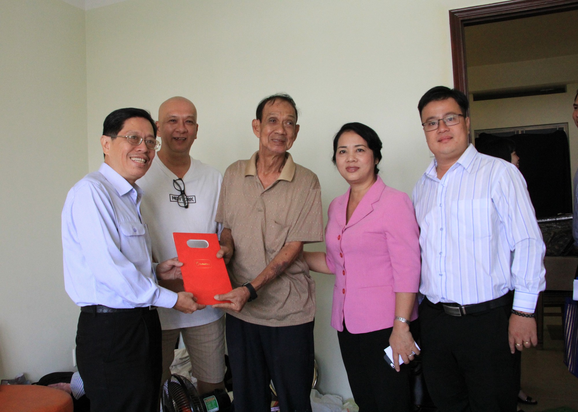 UBND TP HCM ra c&ocirc;ng văn khẩn xử l&yacute; chung cư nghi&ecirc;ng, l&uacute;n tại đường V&otilde; Văn Kiệt - Ảnh 1.