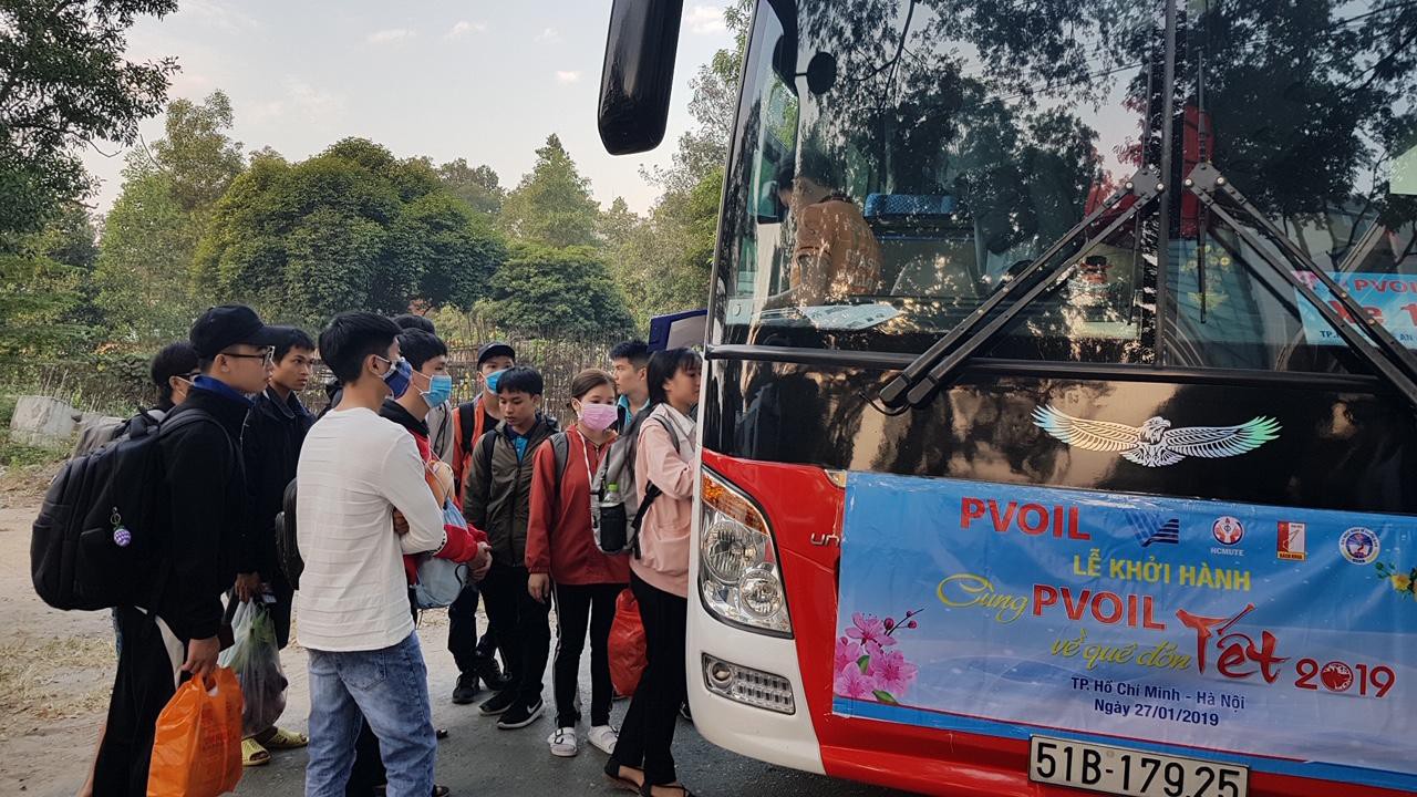 1.300 sinh vi&ecirc;n về Tết tr&ecirc;n c&aacute;c chuyến xe miễn ph&iacute; của PVOIL - Ảnh 6.