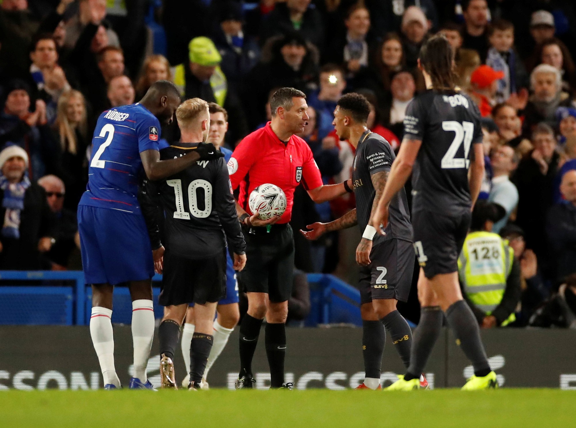 Tottenham thua thảm FA Cup, Chelsea đại thắng nhờ VAR