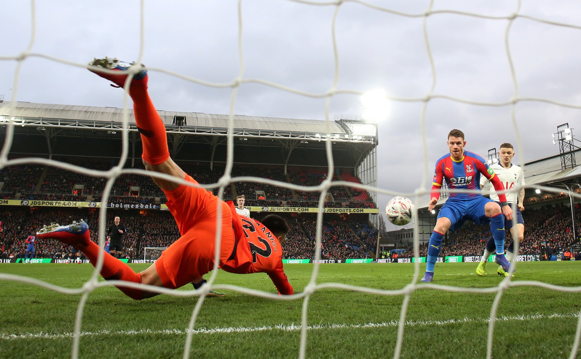 Tottenham thua thảm FA Cup, Chelsea đại thắng nhờ VAR  - Ảnh 3.