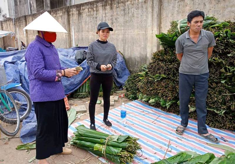 Lá dong rừng giá cao chót vót, dân vẫn đổ xô đi mua về gói bánh chưng - Ảnh 4.