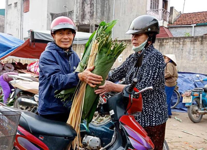 Lá dong rừng giá cao chót vót, dân vẫn đổ xô đi mua về gói bánh chưng - Ảnh 10.
