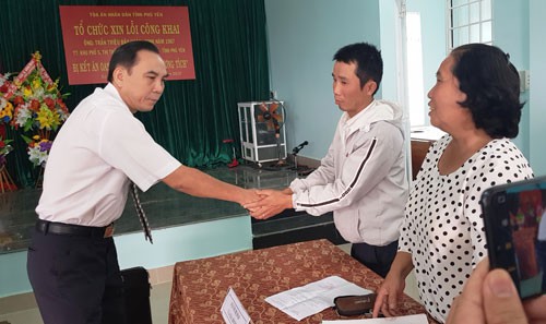 Bảo vệ cha, con mang án oan