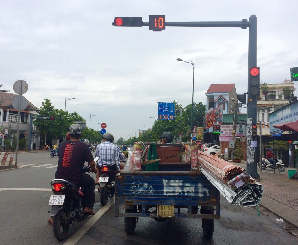 Xe tự chế chở quá khổ lại tung hoành