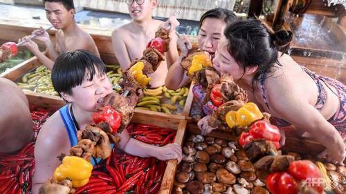 Khách Trung Quốc vừa tắm vừa ăn trong 'nồi lẩu' khổng lồ