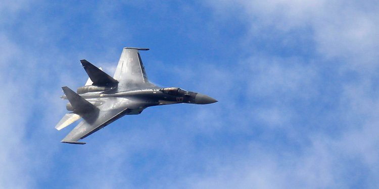 Rộ hình ảnh Su-35 của Nga khóa mục tiêu F/A-18 của Mỹ - Ảnh 1.