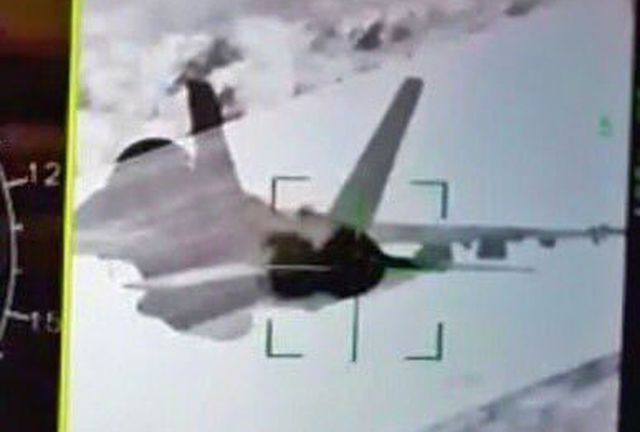 Rộ hình ảnh Su-35 của Nga khóa mục tiêu F/A-18 của Mỹ
