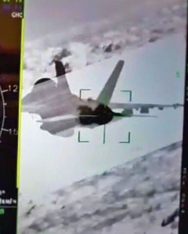 Rộ hình ảnh Su-35 của Nga khóa mục tiêu F/A-18 của Mỹ - Ảnh 2.