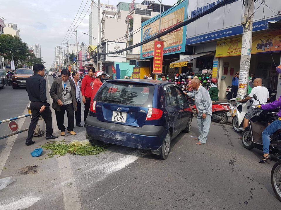TP HCM: Cụ ông 66 tuổi lái thử ôtô, tông hàng loạt xe máy