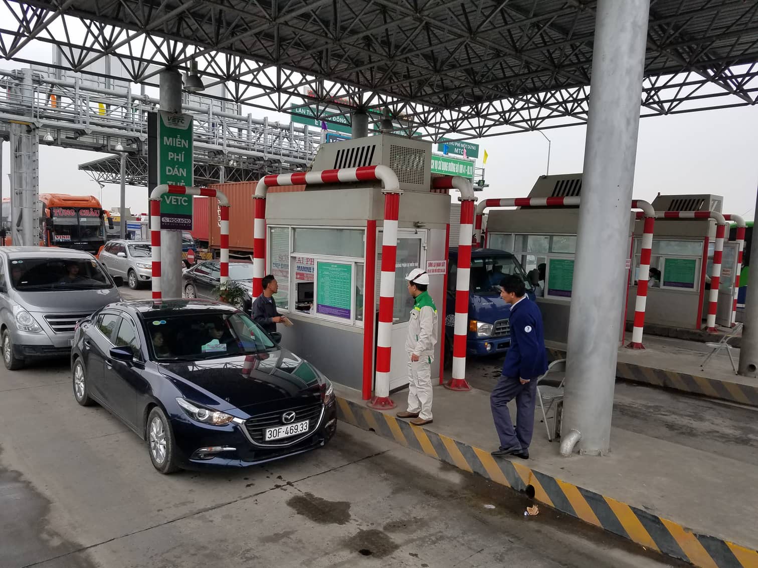 &Ugrave;n tắc ng&agrave;y đầu hoạt động, trạm thu ph&iacute; BOT Ti&ecirc;n Cựu phải xả trạm - Ảnh 2.