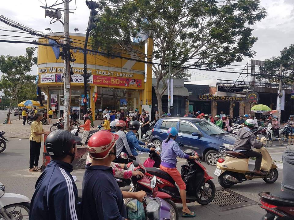 TP HCM: Cụ &ocirc;ng 66 tuổi l&aacute;i thử &ocirc;t&ocirc;, t&ocirc;ng h&agrave;ng loạt xe m&aacute;y - Ảnh 2.