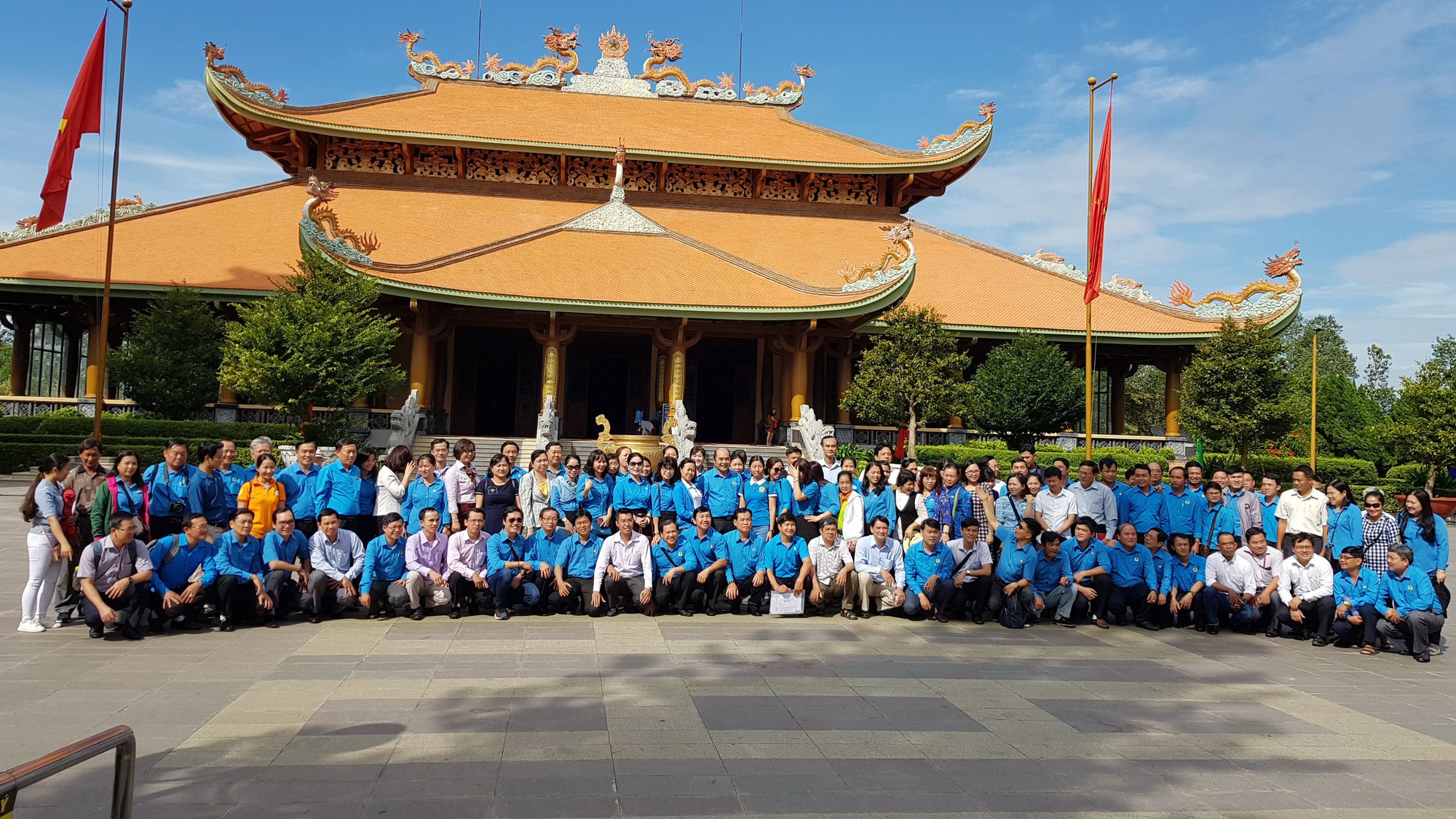 C&aacute;n bộ C&ocirc;ng đo&agrave;n TP HCM d&acirc;ng hương tại Đền Tưởng niệm liệt sĩ Bến Dược - Ảnh 1.