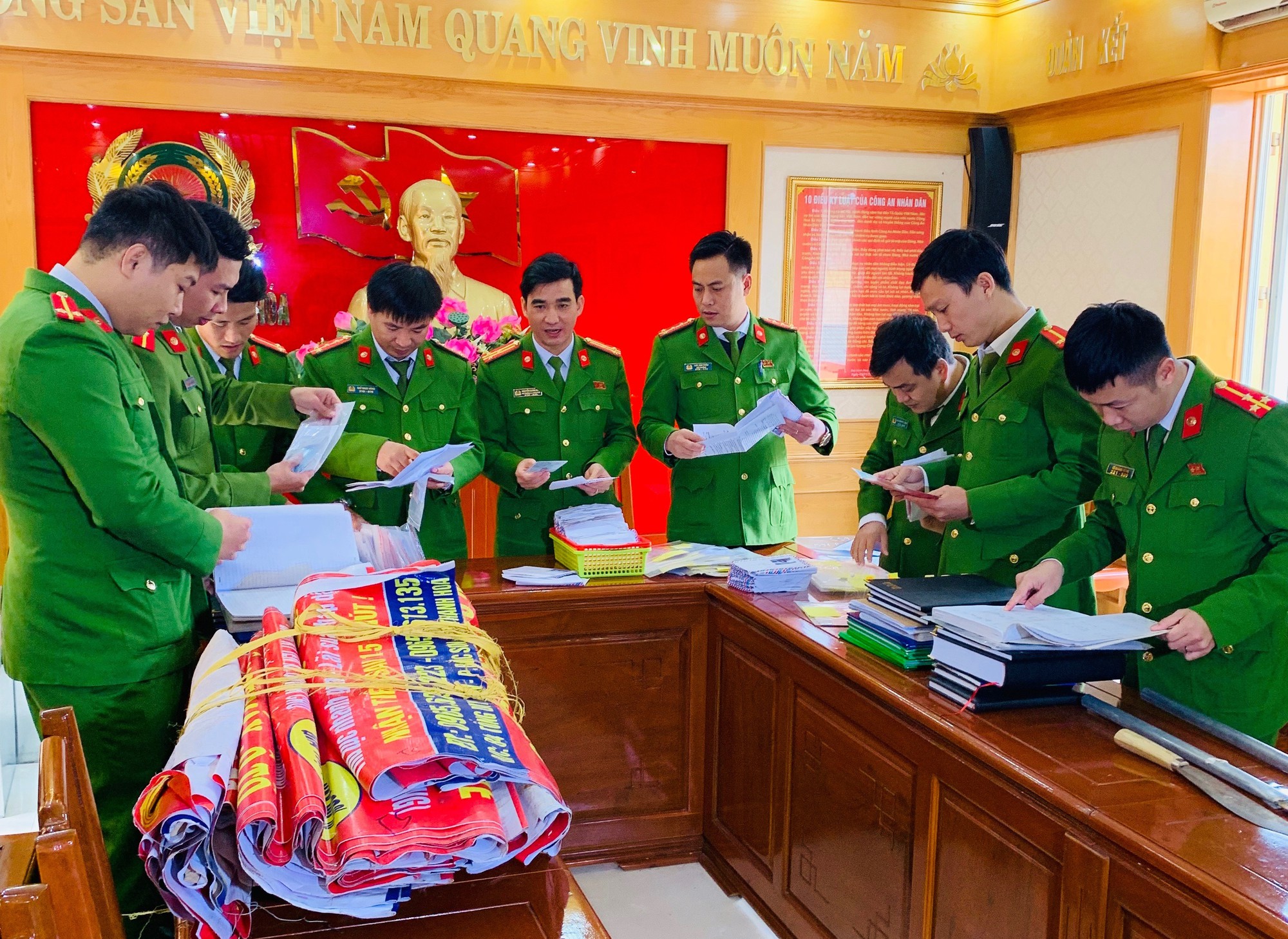 Thủ đoạn tinh vi của băng &ldquo;t&iacute;n dụng đen&rdquo; cho vay với l&atilde;i suất cắt cổ 182%/năm - Ảnh 2.
