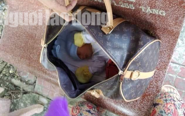 Bé gái còn nguyên dây rốn bị bỏ rơi trong ngày mưa bão