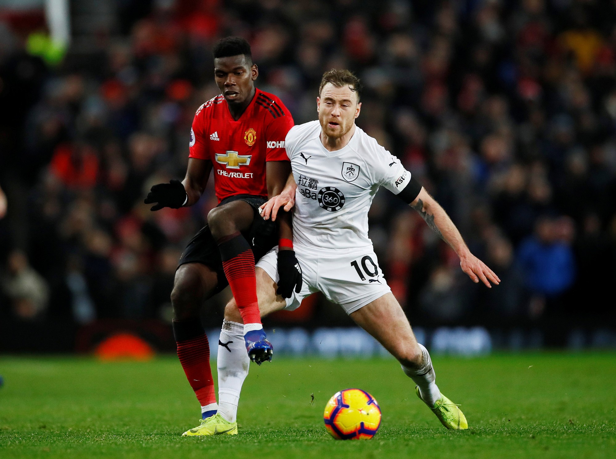 "Tí hon" Burnley ngắt mạch thắng Man United, Newcastle quật ngã Man City