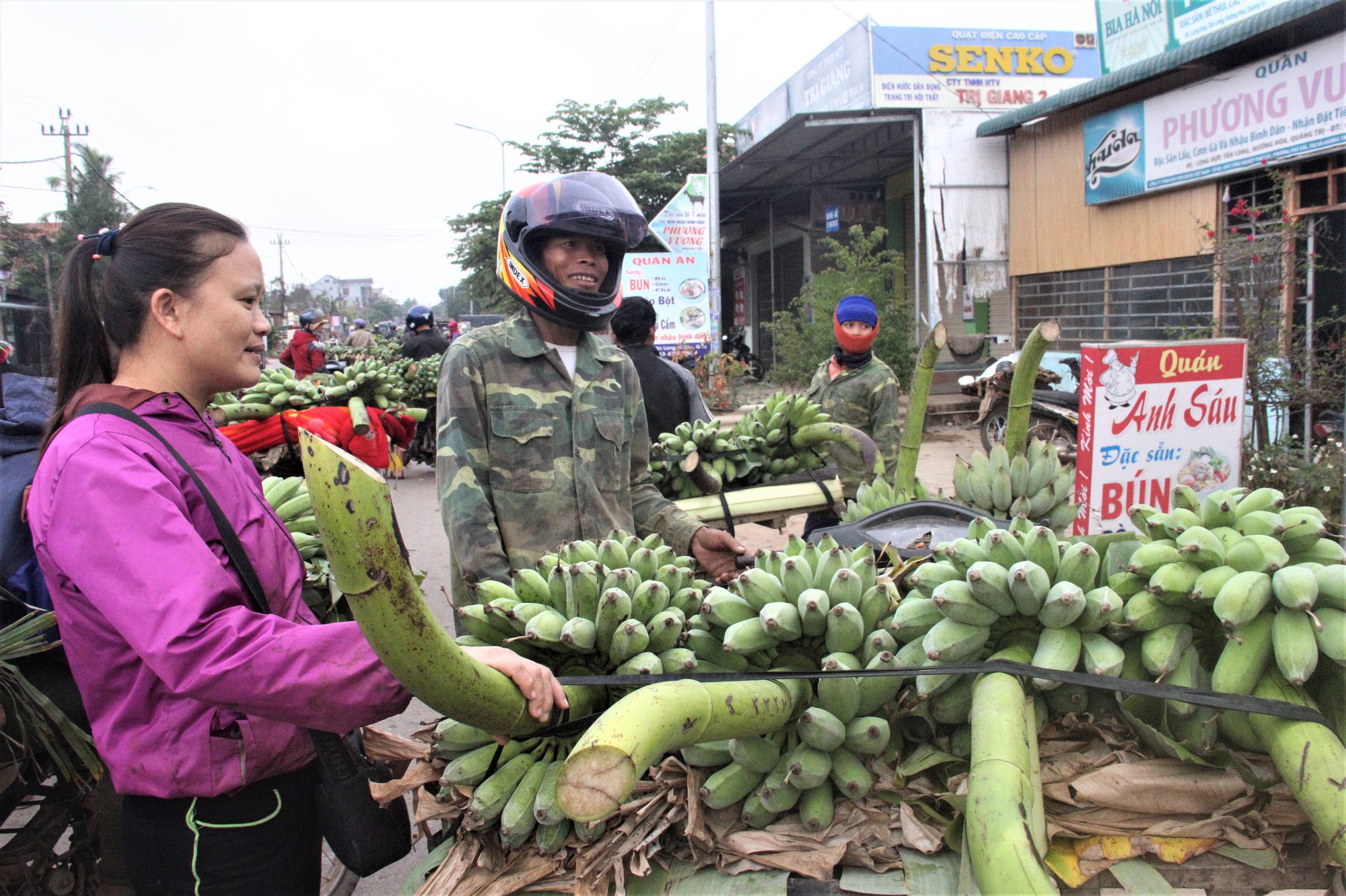 Nhộn nhịp chợ chuối vùng biên lớn nhất Quảng Trị