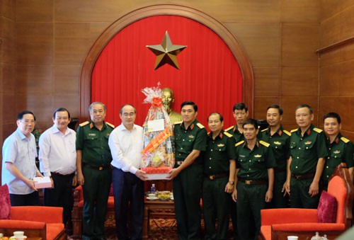 Thủ tướng chúc Tết bộ đội Trường Sa