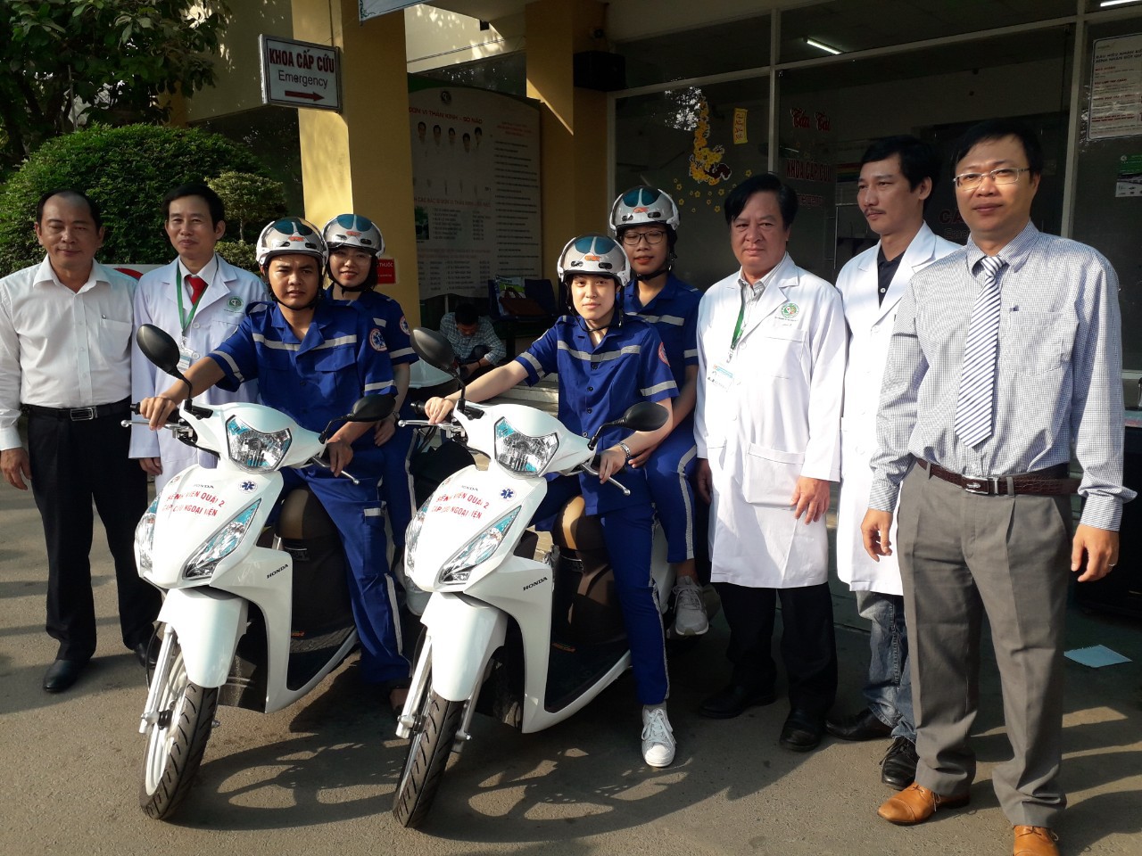 Bác sĩ theo xe vào tận hẻm cụt rước người đi cấp cứu