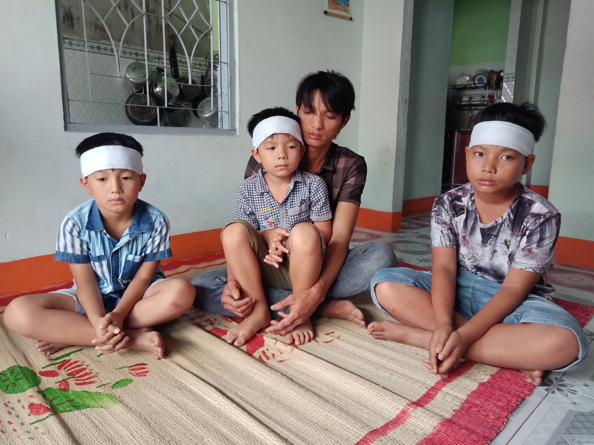 Buốt lòng cảnh 3 đứa trẻ mất mẹ trong những ngày cận Tết
