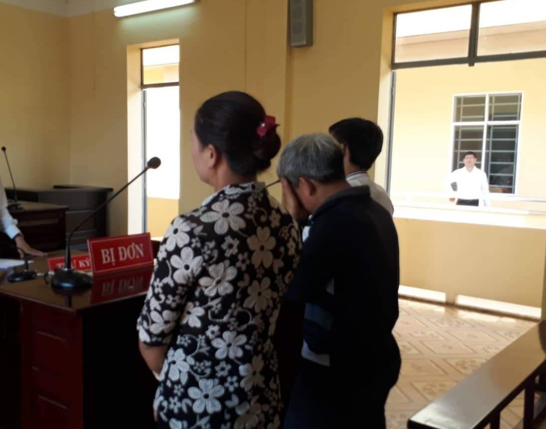 Nguyên đơn khóc tại tòa khi thắng kiện chủ tịch xã