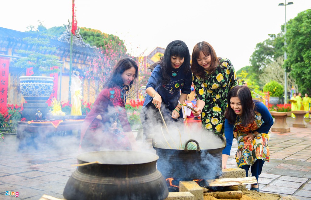 Cảnh g&oacute;i b&aacute;nh kiểu cung đ&igrave;nh xưa ở cố đ&ocirc; Huế - Ảnh 10.