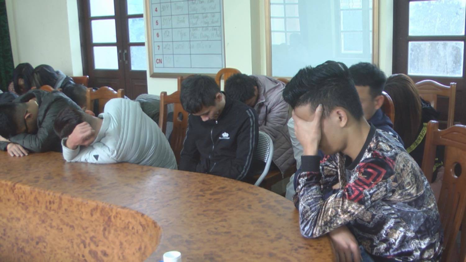 Mở tiệc tất niên, nhóm "dân chơi" đất mỏ vào phòng "quý tộc" xài ma túy