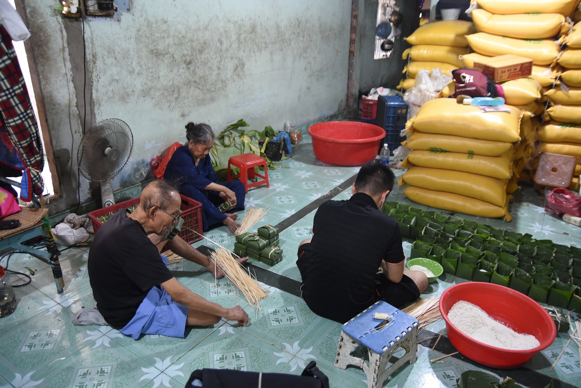 Làng bánh chưng mỗi ngày xuất hàng chục tấn ở Đồng Nai - Ảnh 2.