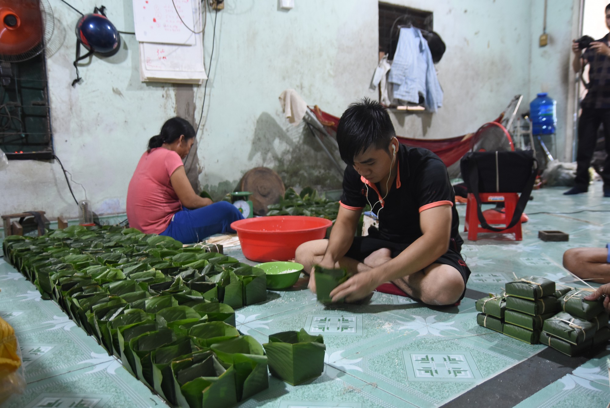 Làng bánh chưng mỗi ngày xuất hàng chục tấn ở Đồng Nai - Ảnh 3.