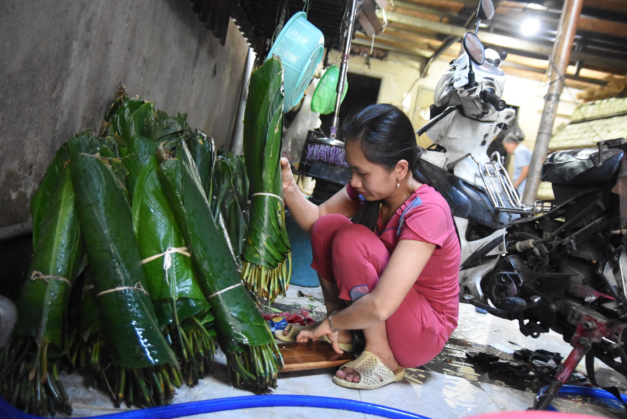 Làng bánh chưng mỗi ngày xuất hàng chục tấn ở Đồng Nai - Ảnh 5.